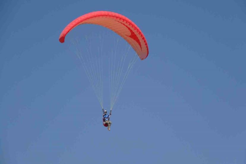 Van Gölü semalarında yamaç paraşütü heyecanı yaşandı