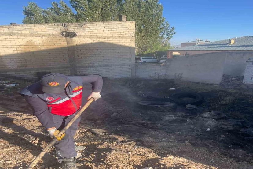 Van’da atık araç lastikleri yandı