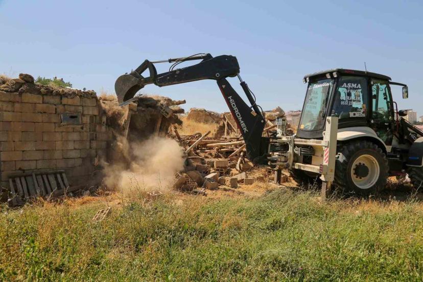 Van’da metruk yapı ve ahırların yıkımını sürüyor