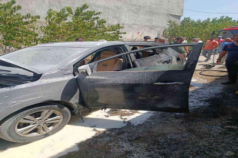 Van’da park halindeki otomobil yandı