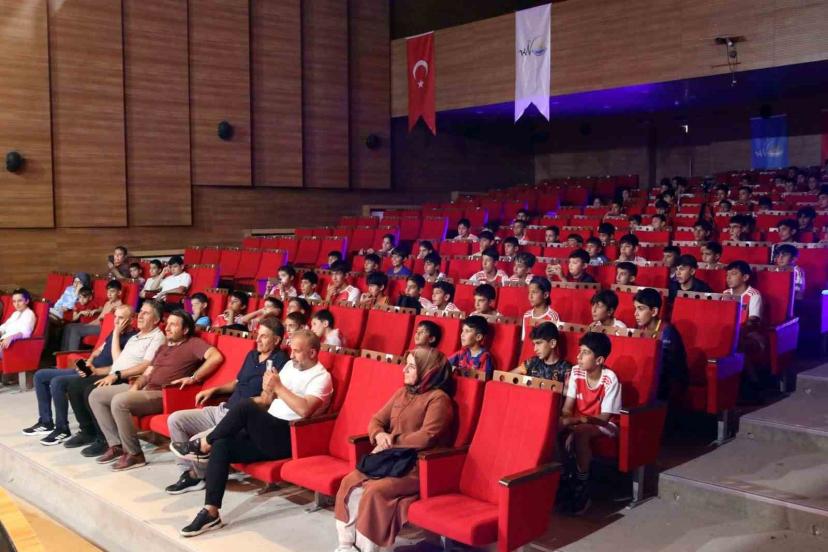 Yaz spor okullarındaki öğrencilere sürpriz sihirbazlık gösterisi