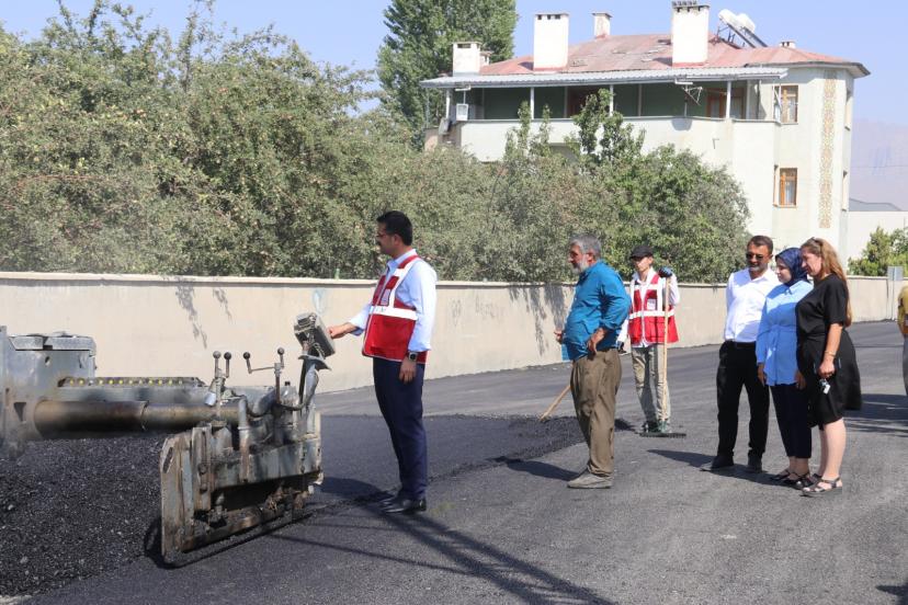 Edremit’te son bir ayda 9 kilometre yol asfaltlandı