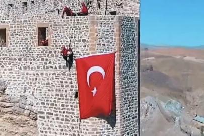 Hoşap Kalesi’nde bayrak yeniden asıldı