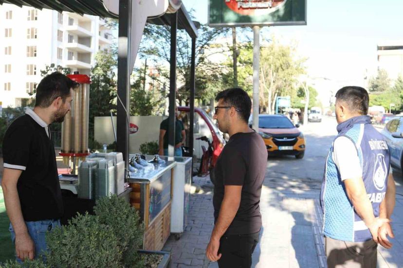 Van Büyükşehir Belediyesi kaldırım ve yollara bırakılan malzemeleri topladı