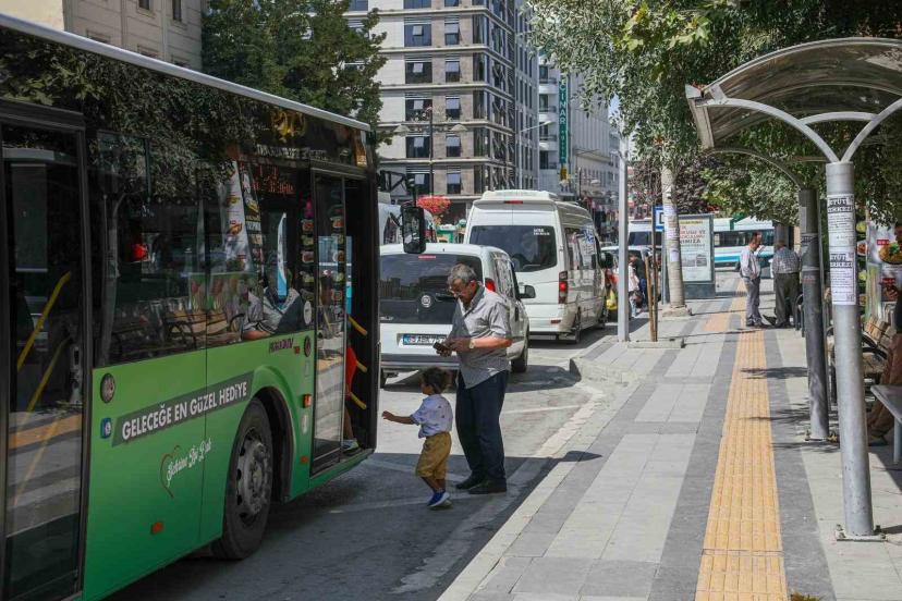 Van Büyükşehir Belediyesinin otobüsleri yeşile büründü