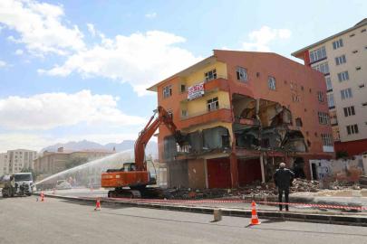 Van’da yol genişletme çalışmaları için 4 katlı bina yıktırıldı