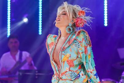 Ajda Pekkan sahnede içini döktü