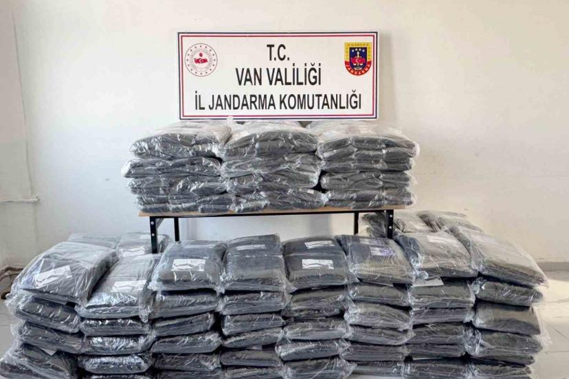Başkale’de gümrük kaçağı malzemeler ele geçirildi