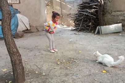 Çatak’ta minik öğrencilerden anlamlı davranış