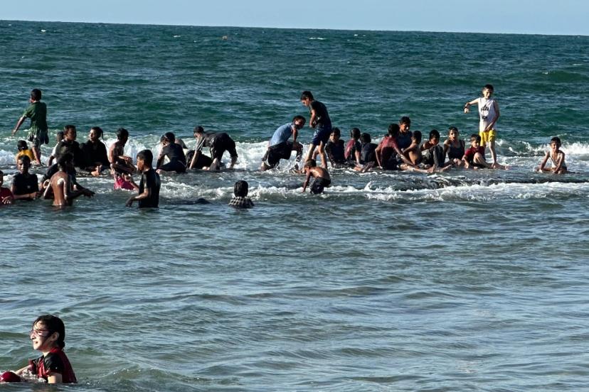Gazzeli çocukların sahillerdeki umutlu bekleyişi