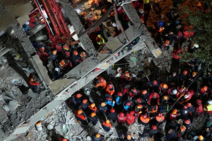 Kocaeli Gebze'deki enkazdan baba ve annenin cansız bedenleri çıkarıldı