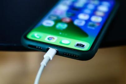 Telefonu gece şarj etmek zararlı mı?