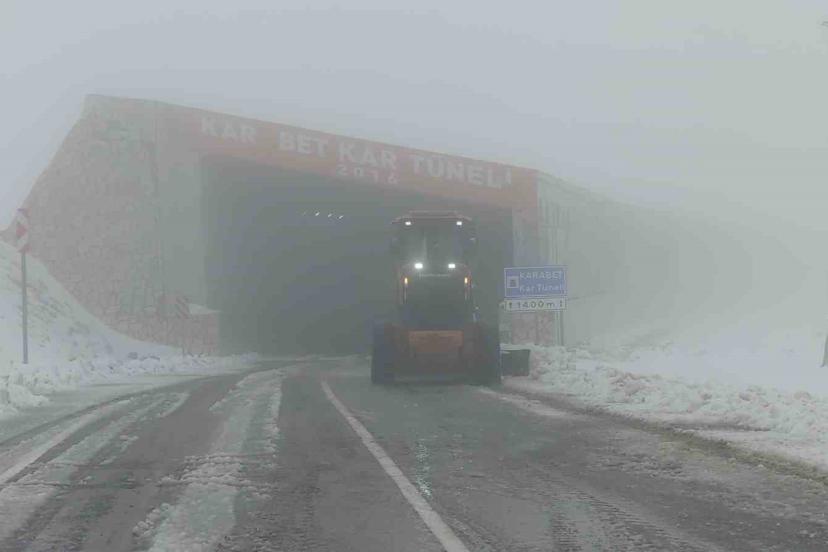 Turuncu kaplanların kar mesaisi Karabet Geçidi’nde başladı