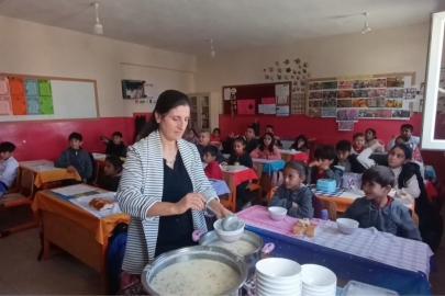 Van’da "Çorba Günü" etkinliği: Veliler pişiriyor, öğrenciler tadıyor