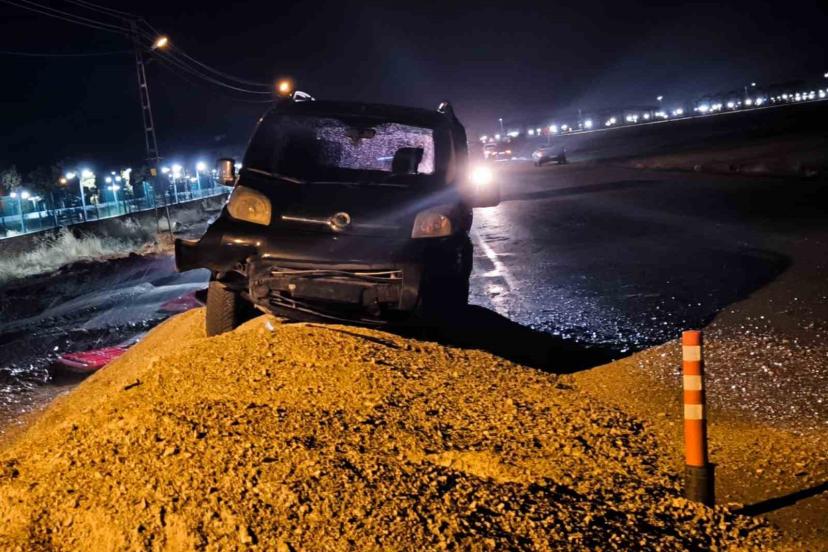 VEDAŞ’ın yer altı çalışmaları Vanlıları mağdur ediyor: Kazı yapılan alanda dün akşam maddi hasarlı kaza meydana geldi