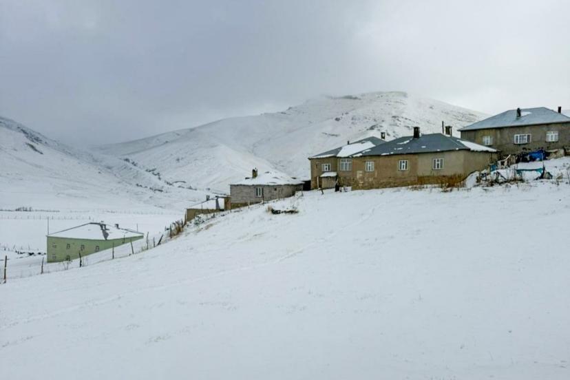 Başkale’de kar yağışı etkili oldu