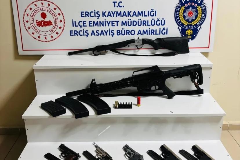 Erciş’te 5 adet ruhsatsız tabanca ve 2 adet yivsiz av tüfeği ele geçirildi