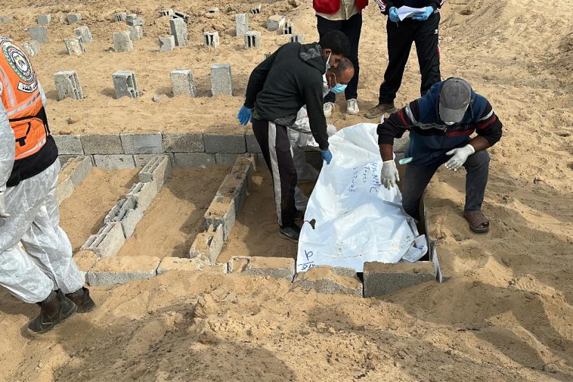 Gazze'de kimliği belirlenemeyen 30 Filistinli daha defnedildi