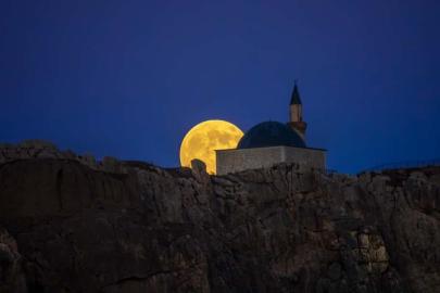 Van Kalesi, "Kunduz Süper Ay" ile görsel şölen oluşturdu