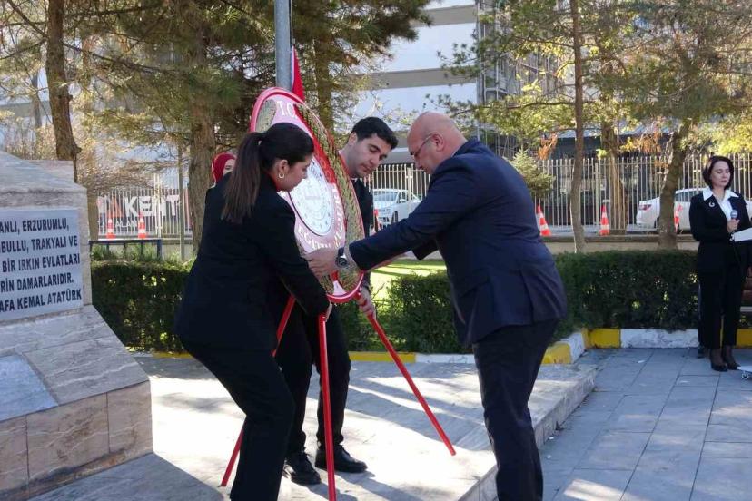 Van’da "24 Kasım Öğretmenler Günü" kutlandı