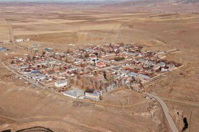 Van’ın Özalp ilçesinde simetrik yapılar sonbahar güzelliğiyle büyülüyor