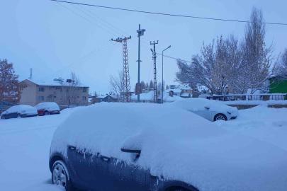 Başkale’de araçlar kara gömüldü: 4 yerleşim yerinin yolu ulaşıma kapandı