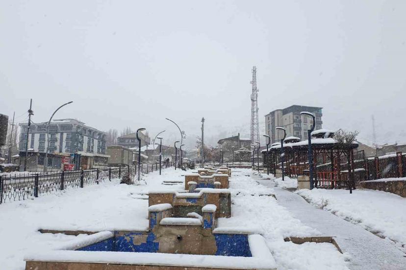 Başkale’de kar kalınlığı 20 santimetreyi geçti