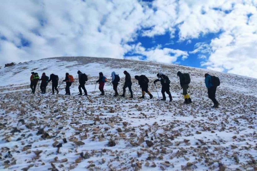 Doğaseverler 3 bin 395 rakımlı Vivara Dağı’nda zirve yaptı
