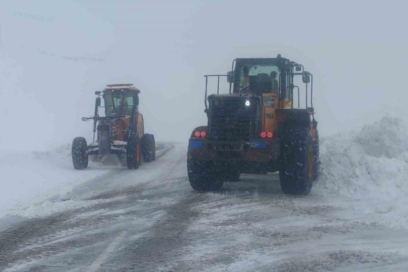 Karabet Geçidi’nde kar temizleme çalışması devam ediyor