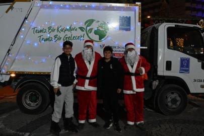 Kuşadası Belediyesi, çöp toplayıcılara Noel Baba kostümü giydirdi