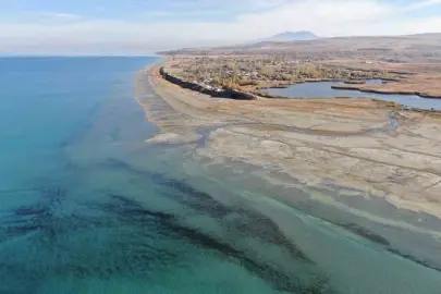 Van Gölü’nde su çekilmesi sonrasında ortaya çıkan gizemli taş yapı bölgede merak uyandırdı. Yetkililer inceleme başlattı.