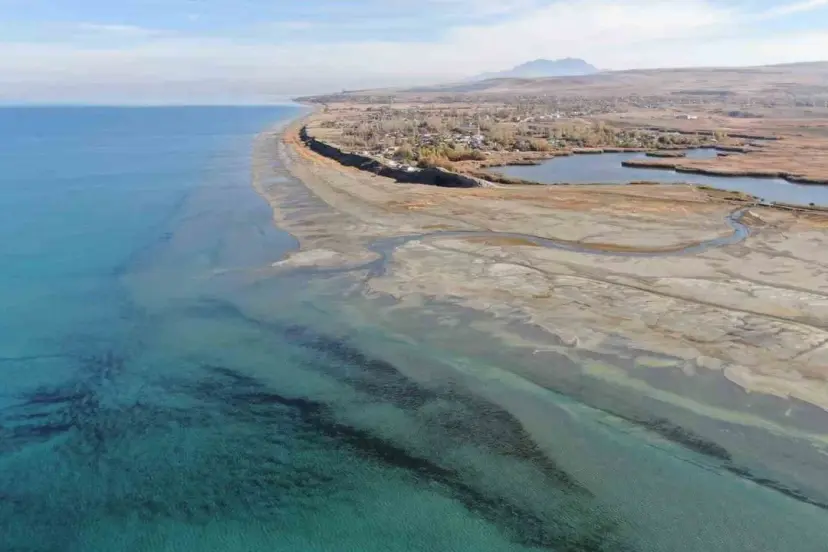 Van Gölü’nde su çekilmesi sonrasında ortaya çıkan gizemli taş yapı bölgede merak uyandırdı. Yetkililer inceleme başlattı.