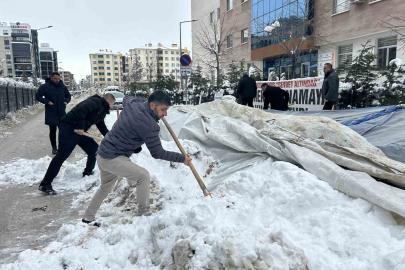 Van’da işten çıkarılan işçilerin eylem çadırı kar yağışı nedeniyle çöktü