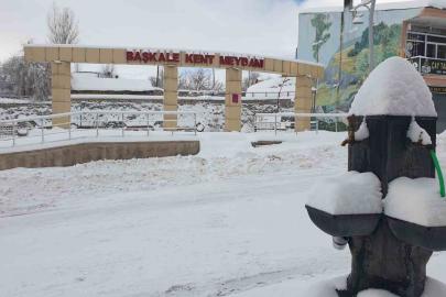 Başkale kara gömüldü, 88 yerleşim yerinin yolu kapandı