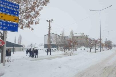 Başkale’de kar yağışı