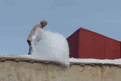 Çatak’ta kar mesaisi: Vatandaşlar damlarda kar temizlemeye başladı