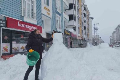 Erciş’te boş kalan esnaf kardan adam yaptı