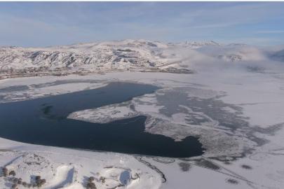 Sibirya soğuklarının hakim olduğu Van’da Sıhke Göleti’nin yüzeyi dondu