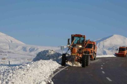 Van’da kar mesaisi: Yol kenarlarında biriken kar kütleleri temizleniyor