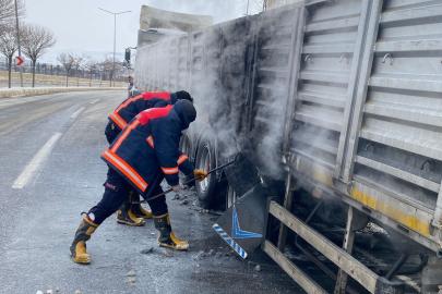 Van’da seyir halindeki tırın lastikleri yandı