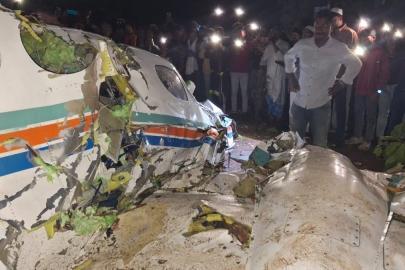 7 kişi bulunan ambulans uçak düştü