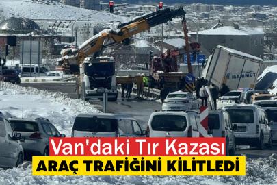 Van'daki Tır Kazası Araç Trafiğini kilitledi