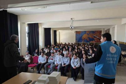 Çaldıran'da Gençlik Kitap Okuma Alışkanlığı Kazanıyor