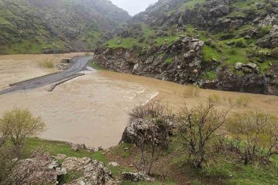 Derecik-Şemdinli kara yolu sel suları nedeniyle kapandı