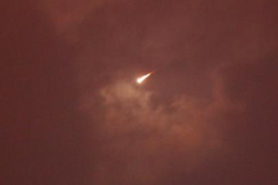 İran'dan fırlatılan füzenin İsrail'e düşme anı