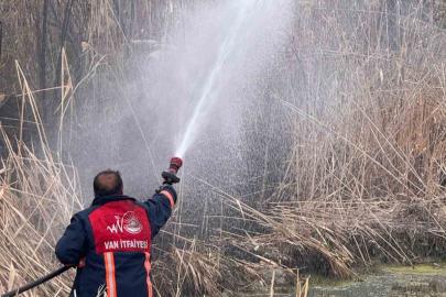 Van'da Sazlık Alanda Büyük Yangın Çıktı
