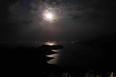 Bulutların arasından yükselen Geyik Dolunayı, Van Gölü ve Saint Thomas Kilisesi ile buluştu