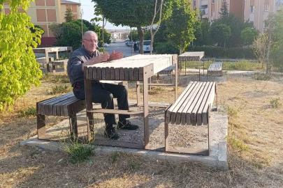 Edremit’te vatandaşın park tepkisi: "Masalar yüksek, çocuk oyun alanı yok"