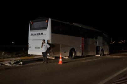 Van yolcu otobüsü otomobil ile çarpıştı: 2 yaralı