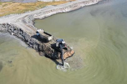 VAN GÖLÜ’NDE DİP ÇAMURU TEMİZLİĞİ